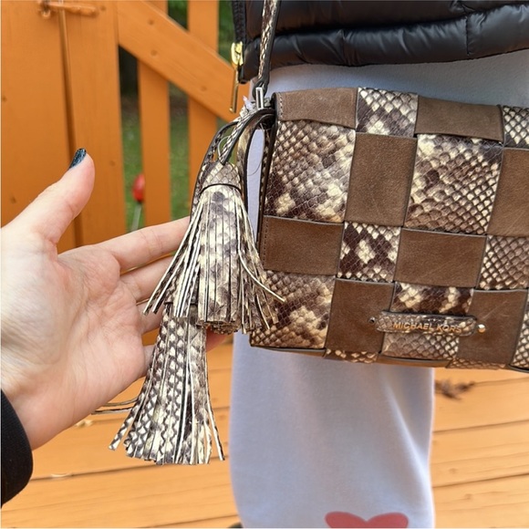 Michael Michael Kors Vivian Woven Medium Messenger - Picture 6 of 15